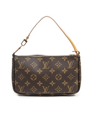 Louis Vuitton Tassen Accessory Pouch  Handtas in de Bruin Gecoat canvas in de Gouden Messing  hardware. Het product is in In Uitstekende Staat (A).
  Afmetingen: 21x13x3 cm 
  Inclusief accessoires: None
      Conditie Notes: slight dark vachetta
  BrandCo Paris vindt zeldzame artikelen in de beste staat voor ongelooflijke prijzen. Het is de moeite waard om geduldig te zijn! Koop met vertrouwen: alle artikelen van BrandCo Paris worden zorgvuldig geselecteerd en geverifieerd door ons team van experts.

  Alle artikelen worden geleverd met een certificaat van echtheid en verpakt door BrandCo Paris.

  Classificatietabel voor de conditie van het artikel:

  N (als nieuw)
  AA (perfecte staat)
  A (uitstekende staat)
  AB (zeer goede staat)
  B (goede/redelijke staat)