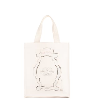 Chanel Bolsas Miami Chanel Cruise 2008-2009 Shopping Tote  Bolso en Blanco Lienzo y Plata hardware. El producto está en en Excelentes Condiciones (A).
  Dimensiones: 32x37x12 cm 
  Accesorios incluidos: Sticker; Authenticity Card
    Condición Notes : Yellow Spot on Interior Pocket
  BrandCo Paris encuentra artículos raros y en las mejores condiciones a precios increíbles. ¡Vale la pena tener paciencia! Compra con confianza: todos los artículos de BrandCo Paris son seleccionados y autenticados cuidadosamente por nuestro equipo de expertos.
  Todos los artículos vienen con un certificado de autenticidad y un embalaje entregado por BrandCo Paris.
  Tabla de clasificación de la condición del artículo
  N (como nuevo)
  AA (perfecto estado)
  A (excelente estado)
  AB (muy buen estado)
  B (bueno/regular)