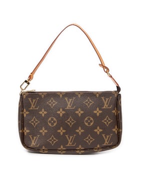 Louis Vuitton Tassen Accessory Pouch  Handtas in de Bruin Gecoat canvas in de Gouden Messing  hardware. Het product is in In Uitstekende Staat (A).
  Afmetingen: 21x13x3 cm 
  Inclusief accessoires: None
      Conditie Notes: light watermarks on vachetta
  BrandCo Paris vindt zeldzame artikelen in de beste staat voor ongelooflijke prijzen. Het is de moeite waard om geduldig te zijn! Koop met vertrouwen: alle artikelen van BrandCo Paris worden zorgvuldig geselecteerd en geverifieerd door ons team van experts.

  Alle artikelen worden geleverd met een certificaat van echtheid en verpakt door BrandCo Paris.

  Classificatietabel voor de conditie van het artikel:

  N (als nieuw)
  AA (perfecte staat)
  A (uitstekende staat)
  AB (zeer goede staat)
  B (goede/redelijke staat)