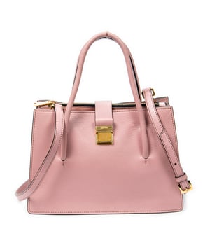 Miu Miu Taschen Madras Convertible Top Handle  Handtasche und Rosa Kalbsleder und Gold hardware. Das Produkt ist auf In Uitstekende Staat (A).
  Abmessungen: 27x19x12 cm 
  Zubehör inklusive: Strap; Card; Dustbag; Tag Charm; Handle Strap
  
  BrandCo Paris hat seltene Artikel und die besten Konditionen zu unglaublichen Preisen vorgestellt. ¡Vale la pena tener paciencia! Kaufen Sie mit Vertrauen: Alle Artikel von BrandCo Paris sind von unserem Expertenteam ausgewählt und authentisch.
  Alle Artikel enthalten ein Echtheitszertifikat und wurden von BrandCo Paris übernommen.
  Tabelle zur Klassifizierung des Artikelzustands
  N (wie neu)
  AA (perfekter Zustand)
  A (ausgezeichneter Zustand)
  AB (sehr guter Zustand)
  B (gut/mittelmäßig)