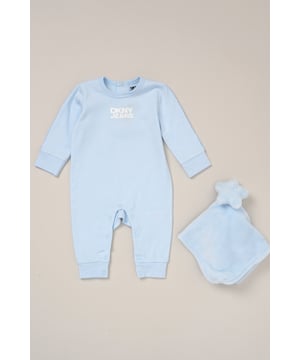 Designed with comfort in mind, this all-in-one from DKNY is a must-have for cosy days and peaceful naps. Made from soft, breathable 100% cotton, it’s gentle on baby’s skin and easy to wear. The set includes a matching comforter, making it a thoughtful choice for everyday comfort or gifting. An essential piece for layering or wearing solo.