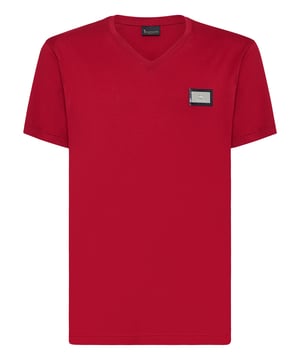 Minimalista y refinada, esta camiseta con cuello de pico ofrece un lujo cotidiano con líneas limpias y una sencillez elevada, perfecta para un estilo moderno sin esfuerzo.   Confeccionada en algodón de primera calidad para una suavidad y transpirabilidad excepcionales.   El elegante diseño con cuello de pico ofrece un look favorecedor y contemporáneo.   El discreto parche con el logotipo añade un sutil toque de sofisticación.   Ideal para llevarla debajo de una chaqueta o sola con vaqueros de alta calidad.   Un básico versátil para los armarios informales más elegantes.