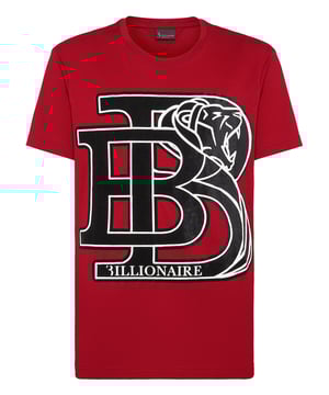 Billionaire añade un toque de estilo a tus momentos de ocio. Esta camiseta de punto es el ejemplo perfecto.  Punto de algodón La emblemática marca Monograma estampado en la parte delantera Escudo metálico cosido en el canesú Cuello de punto elástico Costura a dos agujas