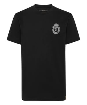 Klassische Eleganz trifft auf raffinierte Insignien in diesem unaufdringlichen T-Shirt, dessen gesticktes Wappen von zeitlosem Prestige zeugt. Ein Stück, das bei jedem Tragen subtil seinen Status unterstreicht.    Passt mühelos zu maßgeschneiderten Shorts oder luxuriösem Denim Weiche Baumwollkonstruktion für ganztägigen atmungsaktiven Komfort Gesticktes Wappen verleiht einen Hauch von edler Raffinesse Sauberer Rundhalsausschnitt unterstreicht den minimalistischen Reiz Ein vielseitiges Grundnahrungsmittel für eine gepflegte Freizeitgarderobe