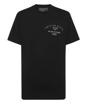 Strak, zelfverzekerd en eindeloos veelzijdig - dit geraffineerde T-shirt staat voor hedendaags minimalisme met gedurfde, kenmerkende details. Een onmisbaar kledingstuk dat spreekt met stille kracht.    Draag solo of in laagjes onder gestructureerde bovenkleding De samenstelling van puur katoen zorgt voor een zachte, verhoogde touch Subtiel logo aan de voorkant voegt discrete luxe toe Gestroomlijnd silhouet voor een modern, mannelijk randje Ideaal voor verzorgde off-duty of smart-casual looks