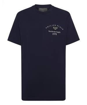 Schlicht, selbstbewusst und unendlich vielseitig - dieses raffinierte T-Shirt kanalisiert zeitgenössischen Minimalismus durch markante, charakteristische Details. Ein unverzichtbares Kleidungsstück, das mit ruhiger Stärke spricht.    Tragen Sie es solo oder unter strukturierter Oberbekleidung Reine Baumwolle sorgt für einen weichen, edlen Griff Dezentes Logo auf der Vorderseite für diskreten Luxus Schlanke Silhouette für eine moderne, maskuline Note Ideal für gepflegte Freizeit- oder Smart-Casual-Looks