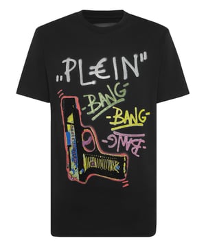 Dit grafische T-shirt is ongegeneerd brutaal en straalt rauwe energie uit met op graffiti geïnspireerd artwork en de kenmerkende kristallen details. Een onverschrokken fusie van kunst, attitude en luxe vakmanschap.    Past het best bij cargos of onder oversized bovenkleding Premium katoenen constructie met een zachte, gestructureerde hand Hand aangebrachte kristallen verheffen de street-art graphic Graffiti-belettering en geweermotief voor maximale visuele impact Een opvallend stuk dat edgy, high-end streetwear definieert