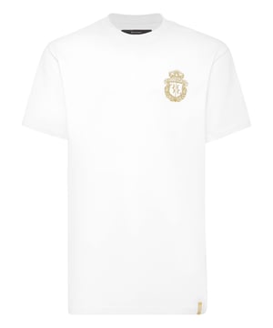 Klassische Eleganz trifft auf raffinierte Insignien in diesem unaufdringlichen T-Shirt, dessen gesticktes Wappen von zeitlosem Prestige zeugt. Ein Stück, das bei jedem Tragen subtil seinen Status unterstreicht.    Passt mühelos zu maßgeschneiderten Shorts oder luxuriösem Denim Weiche Baumwollkonstruktion für ganztägigen atmungsaktiven Komfort Gesticktes Wappen verleiht einen Hauch von edler Raffinesse Sauberer Rundhalsausschnitt unterstreicht den minimalistischen Reiz Ein vielseitiges Grundnahrungsmittel für eine gepflegte Freizeitgarderobe