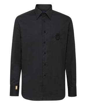 Klassieke verfijning ontmoet hedendaagse elegantie in dit onberispelijk getailleerde overhemd, ontworpen om verfijnde styling te verheffen door zijn strakke lijnen en luxueus comfort.   Gemaakt van eersteklas katoen voor uitzonderlijke zachtheid en ademend vermogen.   Lichte stretch zorgt voor een getailleerde, flatterende pasvorm.   Veelzijdig ontwerp, ideaal om te combineren met formele pakken of smart-casual broeken.   Tijdloos silhouet geschikt voor elegantie van dag tot nacht.   Essentieel basisstuk voor een moeiteloos gepolijste garderobe.