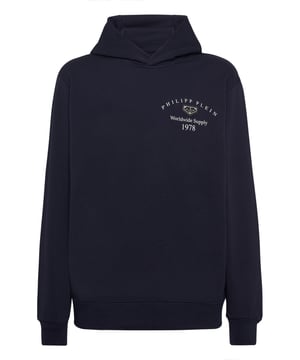 Deze verhoogde hoodie combineert casual energie met verfijnd minimalisme, met iconische branding die subtiele autoriteit toevoegt aan elke look. Ontworpen om naadloos over te gaan van streetwear naar strakke off-duty ensembles.    Stijl met leren sneakers of onder een jas Zacht premium katoen zorgt voor ongeëvenaard comfort Handtekening borduursel op de voorkant voegt stille luxe toe Geribde manchetten en zoom versterken het gestructureerde silhouet Een alledaags item dat comfort en verheven design in balans brengt