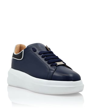 Voor je sportieve uitstraling raden we deze basis maar vol karakter lo-top sneakers aan. Bekijk de details.   
Zachte nappa  
Bijpassende veters en metalen oogjes met logo  
Letterdruk op de contrasterende gekleurde kraag  
Hi-tech, ergonomisch, ultra lichtgewicht, schokabsorberende rubberen tussenzool  
Geribbelde rubberen buitenzool voor maximale grip  
Nappa voering en uitneembare inlegzool