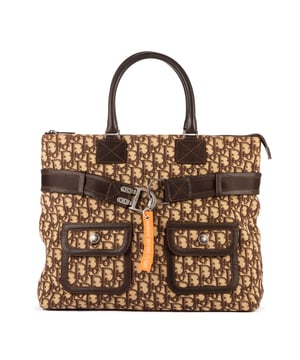 Dior Tassen Flight Shopping Tote  Schoudertas in de Donkerbruin/Beige Doek in de Zilver  hardware. Het product is in In Perfecte Staat (AA).
  Afmetingen: 39x35x12.5 cm 
  Inclusief accessoires: Orange Flight tag
      
  BrandCo Paris vindt zeldzame artikelen in de beste staat voor ongelooflijke prijzen. Het is de moeite waard om geduldig te zijn! Koop met vertrouwen: alle artikelen van BrandCo Paris worden zorgvuldig geselecteerd en geverifieerd door ons team van experts.

  Alle artikelen worden geleverd met een certificaat van echtheid en verpakt door BrandCo Paris.

  Classificatietabel voor de conditie van het artikel:

  N (als nieuw)
  AA (perfecte staat)
  A (uitstekende staat)
  AB (zeer goede staat)
  B (goede/redelijke staat)