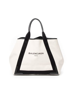Balenciaga Bolsas Large Navy Cabas  Bolso bandolera en Beige/Negro Lienzo y Plata hardware. El producto está en en Excelentes Condiciones (A).
  Dimensiones: 42x33x20 cm 
  Accesorios incluidos: Pouch
    
  BrandCo Paris encuentra artículos raros y en las mejores condiciones a precios increíbles. ¡Vale la pena tener paciencia! Compra con confianza: todos los artículos de BrandCo Paris son seleccionados y autenticados cuidadosamente por nuestro equipo de expertos.
  Todos los artículos vienen con un certificado de autenticidad y un embalaje entregado por BrandCo Paris.
  Tabla de clasificación de la condición del artículo
  N (como nuevo)
  AA (perfecto estado)
  A (excelente estado)
  AB (muy buen estado)
  B (bueno/regular)