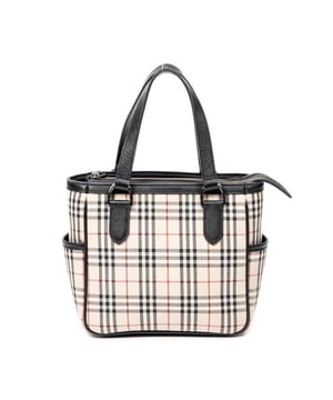 Burberry Bolsas Side Pocket Zip Tote  Bolso bandolera en Beige/Negro Lienzo y Plata hardware. El producto está en en Excelentes Condiciones (A).
  Dimensiones: 21x19.5x10.5 cm 
  Accesorios incluidos: 
    
  BrandCo Paris encuentra artículos raros y en las mejores condiciones a precios increíbles. ¡Vale la pena tener paciencia! Compra con confianza: todos los artículos de BrandCo Paris son seleccionados y autenticados cuidadosamente por nuestro equipo de expertos.
  Todos los artículos vienen con un certificado de autenticidad y un embalaje entregado por BrandCo Paris.
  Tabla de clasificación de la condición del artículo
  N (como nuevo)
  AA (perfecto estado)
  A (excelente estado)
  AB (muy buen estado)
  B (bueno/regular)
