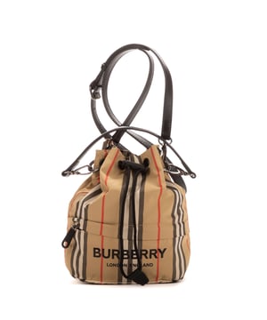 Burberry Bolsas Small Bucket Small Bolso bandolera en Beige Lienzo y Latón envejecido hardware. El producto está en en Excelentes Condiciones (A).
  Dimensiones: 39x25x14 cm 
  Accesorios incluidos: Strap
    
  BrandCo Paris encuentra artículos raros y en las mejores condiciones a precios increíbles. ¡Vale la pena tener paciencia! Compra con confianza: todos los artículos de BrandCo Paris son seleccionados y autenticados cuidadosamente por nuestro equipo de expertos.
  Todos los artículos vienen con un certificado de autenticidad y un embalaje entregado por BrandCo Paris.
  Tabla de clasificación de la condición del artículo
  N (como nuevo)
  AA (perfecto estado)
  A (excelente estado)
  AB (muy buen estado)
  B (bueno/regular)
