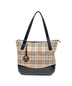Burberry Bolsas Burberrys Small Charm Tote  Bolso bandolera en Beige/Negro Lienzo y Oro hardware. El producto está en en Excelentes Condiciones (A).
  Dimensiones: 25x24x7 cm 
  Accesorios incluidos: Charm
    
  BrandCo Paris encuentra artículos raros y en las mejores condiciones a precios increíbles. ¡Vale la pena tener paciencia! Compra con confianza: todos los artículos de BrandCo Paris son seleccionados y autenticados cuidadosamente por nuestro equipo de expertos.
  Todos los artículos vienen con un certificado de autenticidad y un embalaje entregado por BrandCo Paris.
  Tabla de clasificación de la condición del artículo
  N (como nuevo)
  AA (perfecto estado)
  A (excelente estado)
  AB (muy buen estado)
  B (bueno/regular)