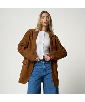 Barneys Originals Real Goat Suede Oversized Blazer – Tan

Effortlessly elevate your summer wardrobe with this luxurious oversized blazer from Barneys Originals. Crafted from premium real goat suede, this piece offers a soft, buttery texture and a warm tan tone that’s perfect for the season.

With its relaxed, oversized fit, this blazer adds an effortlessly cool touch to any outfit—whether you're dressing up denim or layering over summer dresses.

Key Features:

100% real goat suede

Oversized silhouette for relaxed elegance

Soft tan colour – ideal for summer styling

Lightweight feel with a premium finish

A timeless wardrobe hero that brings a touch of luxury to your everyday look.