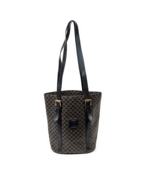 Celine Bolsas Bucket Tote  Bolso bandolera en Marrón/Negro Lona recubierta y Oro hardware. El producto está en en Excelentes Condiciones (A).
  Dimensiones: 21x27x12.5 cm 
  Accesorios incluidos: None
    Condición Notes: slightly worn strap
  BrandCo Paris encuentra artículos raros y en las mejores condiciones a precios increíbles. ¡Vale la pena tener paciencia! Compra con confianza: todos los artículos de BrandCo Paris son seleccionados y autenticados cuidadosamente por nuestro equipo de expertos.
  Todos los artículos vienen con un certificado de autenticidad y un embalaje entregado por BrandCo Paris.
  Tabla de clasificación de la condición del artículo
  N (como nuevo)
  AA (perfecto estado)
  A (excelente estado)
  AB (muy buen estado)
  B (bueno/regular)