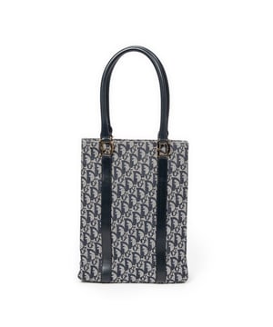Dior Tassen Vertical Tote  Schoudertas in de Beige/Marineblauw Doek in de Goud  hardware. Het product is in In Uitstekende Staat (A).
  Afmetingen: 25x33x9 cm 
  Inclusief accessoires: None
      
  BrandCo Paris vindt zeldzame artikelen in de beste staat voor ongelooflijke prijzen. Het is de moeite waard om geduldig te zijn! Koop met vertrouwen: alle artikelen van BrandCo Paris worden zorgvuldig geselecteerd en geverifieerd door ons team van experts.

  Alle artikelen worden geleverd met een certificaat van echtheid en verpakt door BrandCo Paris.

  Classificatietabel voor de conditie van het artikel:

  N (als nieuw)
  AA (perfecte staat)
  A (uitstekende staat)
  AB (zeer goede staat)
  B (goede/redelijke staat)