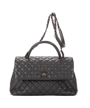 Chanel Bolsas Timeless Top handle Large Bolso bandolera en Gris Piel de becerro y Latón envejecido hardware. El producto está en en Excelentes Condiciones (A).
  Dimensiones: 32x20x11 cm 
  Accesorios incluidos: None
    
  BrandCo Paris encuentra artículos raros y en las mejores condiciones a precios increíbles. ¡Vale la pena tener paciencia! Compra con confianza: todos los artículos de BrandCo Paris son seleccionados y autenticados cuidadosamente por nuestro equipo de expertos.
  Todos los artículos vienen con un certificado de autenticidad y un embalaje entregado por BrandCo Paris.
  Tabla de clasificación de la condición del artículo
  N (como nuevo)
  AA (perfecto estado)
  A (excelente estado)
  AB (muy buen estado)
  B (bueno/regular)