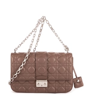 Dior Bolsas Miss Dior  Bolso bandolera en Paloma Piel de becerro y Plata hardware. El producto está en en Perfectas Condiciones (AA).
  Dimensiones: 26x16x7 cm 
  Accesorios incluidos: Card; Key in Clochette; Spare Key; Dustbag
    
  BrandCo Paris encuentra artículos raros y en las mejores condiciones a precios increíbles. ¡Vale la pena tener paciencia! Compra con confianza: todos los artículos de BrandCo Paris son seleccionados y autenticados cuidadosamente por nuestro equipo de expertos.
  Todos los artículos vienen con un certificado de autenticidad y un embalaje entregado por BrandCo Paris.
  Tabla de clasificación de la condición del artículo
  N (como nuevo)
  AA (perfecto estado)
  A (excelente estado)
  AB (muy buen estado)
  B (bueno/regular)
