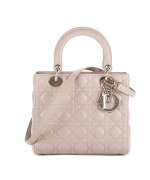 Dior Tassen Medium Lady-D  Schoudertas in de Grijs Kalfsleer in de Zilver  hardware. Het product is in In Uitstekende Staat (A).
  Afmetingen: 24x21x10 cm 
  Inclusief accessoires: Strap; Dior charm; Dustbag
      
  BrandCo Paris vindt zeldzame artikelen in de beste staat voor ongelooflijke prijzen. Het is de moeite waard om geduldig te zijn! Koop met vertrouwen: alle artikelen van BrandCo Paris worden zorgvuldig geselecteerd en geverifieerd door ons team van experts.

  Alle artikelen worden geleverd met een certificaat van echtheid en verpakt door BrandCo Paris.

  Classificatietabel voor de conditie van het artikel:

  N (als nieuw)
  AA (perfecte staat)
  A (uitstekende staat)
  AB (zeer goede staat)
  B (goede/redelijke staat)