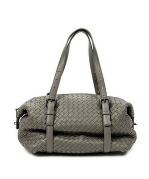 Bottega Veneta Bolsas Montaigne  Bolso bandolera en Gris Piel de becerro y Latón envejecido hardware. El producto está en en Excelentes Condiciones (A).
  Dimensiones: 29x16x15 cm 
  Accesorios incluidos: Cadenas; Keys in Clochette
    
  BrandCo Paris encuentra artículos raros y en las mejores condiciones a precios increíbles. ¡Vale la pena tener paciencia! Compra con confianza: todos los artículos de BrandCo Paris son seleccionados y autenticados cuidadosamente por nuestro equipo de expertos.
  Todos los artículos vienen con un certificado de autenticidad y un embalaje entregado por BrandCo Paris.
  Tabla de clasificación de la condición del artículo
  N (como nuevo)
  AA (perfecto estado)
  A (excelente estado)
  AB (muy buen estado)
  B (bueno/regular)