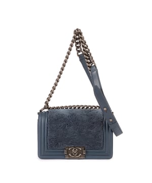 Chanel Bolsas Boy Flap Crossbody Small Bolso bandolera en Azul Piel de becerro y Bronce de cañón hardware. El producto está en en Perfectas Condiciones (AA).
  Dimensiones: 20x11.5x6.5 cm 
  Accesorios incluidos: Sticker
    
  BrandCo Paris encuentra artículos raros y en las mejores condiciones a precios increíbles. ¡Vale la pena tener paciencia! Compra con confianza: todos los artículos de BrandCo Paris son seleccionados y autenticados cuidadosamente por nuestro equipo de expertos.
  Todos los artículos vienen con un certificado de autenticidad y un embalaje entregado por BrandCo Paris.
  Tabla de clasificación de la condición del artículo
  N (como nuevo)
  AA (perfecto estado)
  A (excelente estado)
  AB (muy buen estado)
  B (bueno/regular)
