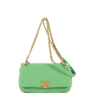 Chanel Tassen Top Handle Satchel Single Flap  Schoudertas in de Groen Kalfsleer in de Goud  hardware. Het product is in In Perfecte Staat (AA).
  Afmetingen: 21.5x13.5x6 cm 
  Inclusief accessoires: Sticker; Card; Dustbag
      
  BrandCo Paris vindt zeldzame artikelen in de beste staat voor ongelooflijke prijzen. Het is de moeite waard om geduldig te zijn! Koop met vertrouwen: alle artikelen van BrandCo Paris worden zorgvuldig geselecteerd en geverifieerd door ons team van experts.

  Alle artikelen worden geleverd met een certificaat van echtheid en verpakt door BrandCo Paris.

  Classificatietabel voor de conditie van het artikel:

  N (als nieuw)
  AA (perfecte staat)
  A (uitstekende staat)
  AB (zeer goede staat)
  B (goede/redelijke staat)