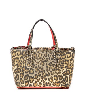 Louboutin Taschen Mini Cabata Tote  Umhängetasche und Braun/Schwarz Kalbsleder und Silber hardware. Das Produkt ist auf In Perfecte Staat (AA).
  Abmessungen: 23.5x17x8 cm 
  Zubehör inklusive: Long Strap
  Zustand Notes: slight scuffs on upper rim
  BrandCo Paris hat seltene Artikel und die besten Konditionen zu unglaublichen Preisen vorgestellt. ¡Vale la pena tener paciencia! Kaufen Sie mit Vertrauen: Alle Artikel von BrandCo Paris sind von unserem Expertenteam ausgewählt und authentisch.
  Alle Artikel enthalten ein Echtheitszertifikat und wurden von BrandCo Paris übernommen.
  Tabelle zur Klassifizierung des Artikelzustands
  N (wie neu)
  AA (perfekter Zustand)
  A (ausgezeichneter Zustand)
  AB (sehr guter Zustand)
  B (gut/mittelmäßig)