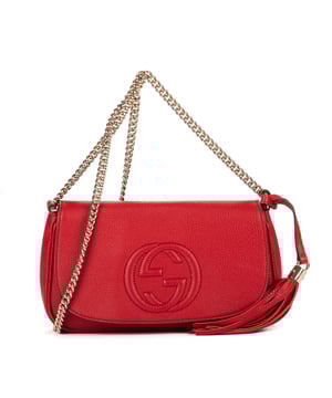 Gucci Tassen Soho Chain Crossbody  Schoudertas in de Rood Kalfsleer in de Goud  hardware. Het product is in In Perfecte Staat (AA).
  Afmetingen: 26x16x5 cm 
  Inclusief accessoires: Tassel Charm
      
  BrandCo Paris vindt zeldzame artikelen in de beste staat voor ongelooflijke prijzen. Het is de moeite waard om geduldig te zijn! Koop met vertrouwen: alle artikelen van BrandCo Paris worden zorgvuldig geselecteerd en geverifieerd door ons team van experts.

  Alle artikelen worden geleverd met een certificaat van echtheid en verpakt door BrandCo Paris.

  Classificatietabel voor de conditie van het artikel:

  N (als nieuw)
  AA (perfecte staat)
  A (uitstekende staat)
  AB (zeer goede staat)
  B (goede/redelijke staat)