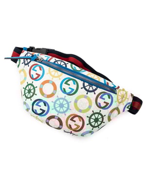 Gucci Tassen Gucci Kids Multicolor Expandble Web Belt Bag  Schoudertas in de Ivoor/Blauw/Groen/Rood Gecoat canvas in de Zilver  hardware. Het product is in In Perfecte Staat (AA).
  Afmetingen: 14x13x3 cm 
  Inclusief accessoires: Dustbag
      
  BrandCo Paris vindt zeldzame artikelen in de beste staat voor ongelooflijke prijzen. Het is de moeite waard om geduldig te zijn! Koop met vertrouwen: alle artikelen van BrandCo Paris worden zorgvuldig geselecteerd en geverifieerd door ons team van experts.

  Alle artikelen worden geleverd met een certificaat van echtheid en verpakt door BrandCo Paris.

  Classificatietabel voor de conditie van het artikel:

  N (als nieuw)
  AA (perfecte staat)
  A (uitstekende staat)
  AB (zeer goede staat)
  B (goede/redelijke staat)