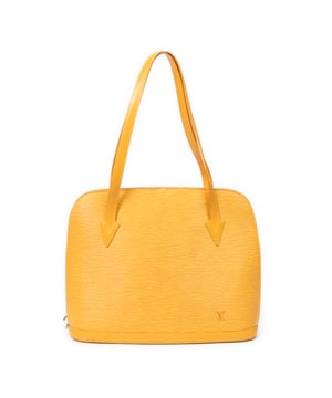 Louis Vuitton Tassen Lussac  Schoudertas in de Geel Kalfsleer in de Gouden Messing  hardware. Het product is in In Uitstekende Staat (A).
  Afmetingen: 38x30x10 cm 
  Inclusief accessoires: None
      
  BrandCo Paris vindt zeldzame artikelen in de beste staat voor ongelooflijke prijzen. Het is de moeite waard om geduldig te zijn! Koop met vertrouwen: alle artikelen van BrandCo Paris worden zorgvuldig geselecteerd en geverifieerd door ons team van experts.

  Alle artikelen worden geleverd met een certificaat van echtheid en verpakt door BrandCo Paris.

  Classificatietabel voor de conditie van het artikel:

  N (als nieuw)
  AA (perfecte staat)
  A (uitstekende staat)
  AB (zeer goede staat)
  B (goede/redelijke staat)
