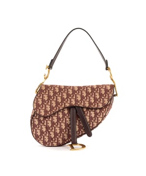 Dior Bolsas Saddle Oblique  Bolso bandolera en Borgoña Lienzo y Oro hardware. El producto está en en Excelentes Condiciones (A).
  Dimensiones: 25x20x6 cm 
  Accesorios incluidos: None
    
  BrandCo Paris encuentra artículos raros y en las mejores condiciones a precios increíbles. ¡Vale la pena tener paciencia! Compra con confianza: todos los artículos de BrandCo Paris son seleccionados y autenticados cuidadosamente por nuestro equipo de expertos.
  Todos los artículos vienen con un certificado de autenticidad y un embalaje entregado por BrandCo Paris.
  Tabla de clasificación de la condición del artículo
  N (como nuevo)
  AA (perfecto estado)
  A (excelente estado)
  AB (muy buen estado)
  B (bueno/regular)