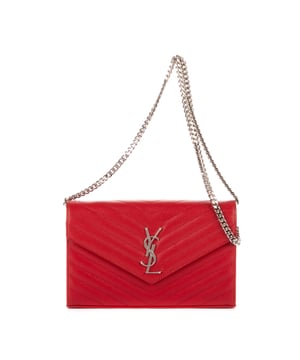 Yves Saint Laurent Bolsas Wallet on Chain  Bolso bandolera en Rojo oscuro Piel de becerro y Plata hardware. El producto está en en Perfectas Condiciones (AA).
  Dimensiones: 22x13x3 cm 
  Accesorios incluidos: Dustbag
    
  BrandCo Paris encuentra artículos raros y en las mejores condiciones a precios increíbles. ¡Vale la pena tener paciencia! Compra con confianza: todos los artículos de BrandCo Paris son seleccionados y autenticados cuidadosamente por nuestro equipo de expertos.
  Todos los artículos vienen con un certificado de autenticidad y un embalaje entregado por BrandCo Paris.
  Tabla de clasificación de la condición del artículo
  N (como nuevo)
  AA (perfecto estado)
  A (excelente estado)
  AB (muy buen estado)
  B (bueno/regular)