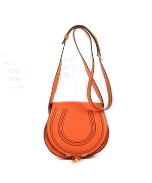 Chloé Bolsas Marcie Pochette Crossbody Mini Bolso bandolera en Naranja Piel de becerro y Oro hardware. El producto está en en Perfectas Condiciones (AA).
  Dimensiones: 18x17x9.5 cm 
  Accesorios incluidos: None
    
  BrandCo Paris encuentra artículos raros y en las mejores condiciones a precios increíbles. ¡Vale la pena tener paciencia! Compra con confianza: todos los artículos de BrandCo Paris son seleccionados y autenticados cuidadosamente por nuestro equipo de expertos.
  Todos los artículos vienen con un certificado de autenticidad y un embalaje entregado por BrandCo Paris.
  Tabla de clasificación de la condición del artículo
  N (como nuevo)
  AA (perfecto estado)
  A (excelente estado)
  AB (muy buen estado)
  B (bueno/regular)