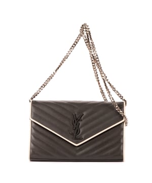 Yves Saint Laurent Bolsas Cassandre Enveloppe Chain Wallet  Bolso bandolera en Gris/Blanco Piel de becerro y Plata hardware. El producto está en en Perfectas Condiciones (AA).
  Dimensiones: 22x14x4 cm 
  Accesorios incluidos: None
    
  BrandCo Paris encuentra artículos raros y en las mejores condiciones a precios increíbles. ¡Vale la pena tener paciencia! Compra con confianza: todos los artículos de BrandCo Paris son seleccionados y autenticados cuidadosamente por nuestro equipo de expertos.
  Todos los artículos vienen con un certificado de autenticidad y un embalaje entregado por BrandCo Paris.
  Tabla de clasificación de la condición del artículo
  N (como nuevo)
  AA (perfecto estado)
  A (excelente estado)
  AB (muy buen estado)
  B (bueno/regular)