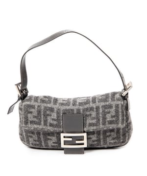 Fendi Bolsas Wool Baguette  Bolso bandolera en Gris Lienzo y Plata hardware. El producto está en en Excelentes Condiciones (A).
  Dimensiones: 25.5x14x4 cm 
  Accesorios incluidos: 
    
  BrandCo Paris encuentra artículos raros y en las mejores condiciones a precios increíbles. ¡Vale la pena tener paciencia! Compra con confianza: todos los artículos de BrandCo Paris son seleccionados y autenticados cuidadosamente por nuestro equipo de expertos.
  Todos los artículos vienen con un certificado de autenticidad y un embalaje entregado por BrandCo Paris.
  Tabla de clasificación de la condición del artículo
  N (como nuevo)
  AA (perfecto estado)
  A (excelente estado)
  AB (muy buen estado)
  B (bueno/regular)