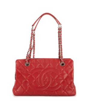 Chanel Bolsas Petit Shopping Tote  Bolso bandolera en Rojo Piel de becerro y Plata hardware. El producto está en en Perfectas Condiciones (AA).
  Dimensiones: 32x18x11 cm 
  Accesorios incluidos: Sticker; Card; Dustbag
    
  BrandCo Paris encuentra artículos raros y en las mejores condiciones a precios increíbles. ¡Vale la pena tener paciencia! Compra con confianza: todos los artículos de BrandCo Paris son seleccionados y autenticados cuidadosamente por nuestro equipo de expertos.
  Todos los artículos vienen con un certificado de autenticidad y un embalaje entregado por BrandCo Paris.
  Tabla de clasificación de la condición del artículo
  N (como nuevo)
  AA (perfecto estado)
  A (excelente estado)
  AB (muy buen estado)
  B (bueno/regular)