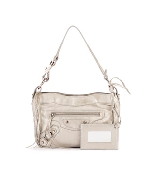 Balenciaga Bolsas Hip Crossbody  Bolso bandolera en Plata Piel de becerro y Plata hardware. El producto está en en Excelentes Condiciones (A).
  Dimensiones: 20x13.5x4 cm 
  Accesorios incluidos: Mirror
    
  BrandCo Paris encuentra artículos raros y en las mejores condiciones a precios increíbles. ¡Vale la pena tener paciencia! Compra con confianza: todos los artículos de BrandCo Paris son seleccionados y autenticados cuidadosamente por nuestro equipo de expertos.
  Todos los artículos vienen con un certificado de autenticidad y un embalaje entregado por BrandCo Paris.
  Tabla de clasificación de la condición del artículo
  N (como nuevo)
  AA (perfecto estado)
  A (excelente estado)
  AB (muy buen estado)
  B (bueno/regular)