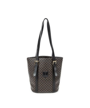 Celine Bolsas Vintage Bucket  Bolso bandolera en Marrón/Negro Lona recubierta y Oro hardware. El producto está en en Excelentes Condiciones (A).
  Dimensiones: 23x27x12 cm 
  Accesorios incluidos: None
    
  BrandCo Paris encuentra artículos raros y en las mejores condiciones a precios increíbles. ¡Vale la pena tener paciencia! Compra con confianza: todos los artículos de BrandCo Paris son seleccionados y autenticados cuidadosamente por nuestro equipo de expertos.
  Todos los artículos vienen con un certificado de autenticidad y un embalaje entregado por BrandCo Paris.
  Tabla de clasificación de la condición del artículo
  N (como nuevo)
  AA (perfecto estado)
  A (excelente estado)
  AB (muy buen estado)
  B (bueno/regular)