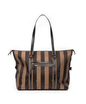 Fendi Bolsas Large Pequin Zip Tote  Bolso bandolera en Bronceado/Negro Lienzo y Oro hardware. El producto está en en Excelentes Condiciones (A).
  Dimensiones: 39x32x18 cm 
  Accesorios incluidos: 
    
  BrandCo Paris encuentra artículos raros y en las mejores condiciones a precios increíbles. ¡Vale la pena tener paciencia! Compra con confianza: todos los artículos de BrandCo Paris son seleccionados y autenticados cuidadosamente por nuestro equipo de expertos.
  Todos los artículos vienen con un certificado de autenticidad y un embalaje entregado por BrandCo Paris.
  Tabla de clasificación de la condición del artículo
  N (como nuevo)
  AA (perfecto estado)
  A (excelente estado)
  AB (muy buen estado)
  B (bueno/regular)