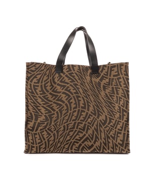 Fendi Bolsas Shopping Tote  Bolso bandolera en Marrón Lona recubierta y Oro hardware. El producto está en en Excelentes Condiciones (A).
  Dimensiones: 39x34x17 cm 
  Accesorios incluidos: NONE
    
  BrandCo Paris encuentra artículos raros y en las mejores condiciones a precios increíbles. ¡Vale la pena tener paciencia! Compra con confianza: todos los artículos de BrandCo Paris son seleccionados y autenticados cuidadosamente por nuestro equipo de expertos.
  Todos los artículos vienen con un certificado de autenticidad y un embalaje entregado por BrandCo Paris.
  Tabla de clasificación de la condición del artículo
  N (como nuevo)
  AA (perfecto estado)
  A (excelente estado)
  AB (muy buen estado)
  B (bueno/regular)