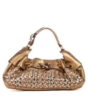 Burberry Bolsas Warrior House  Bolso bandolera en Oro Piel de becerro y Oro hardware. El producto está en en Excelentes Condiciones (A).
  Dimensiones: 30x21x9 cm 
  Accesorios incluidos: NONE
    
  BrandCo Paris encuentra artículos raros y en las mejores condiciones a precios increíbles. ¡Vale la pena tener paciencia! Compra con confianza: todos los artículos de BrandCo Paris son seleccionados y autenticados cuidadosamente por nuestro equipo de expertos.
  Todos los artículos vienen con un certificado de autenticidad y un embalaje entregado por BrandCo Paris.
  Tabla de clasificación de la condición del artículo
  N (como nuevo)
  AA (perfecto estado)
  A (excelente estado)
  AB (muy buen estado)
  B (bueno/regular)