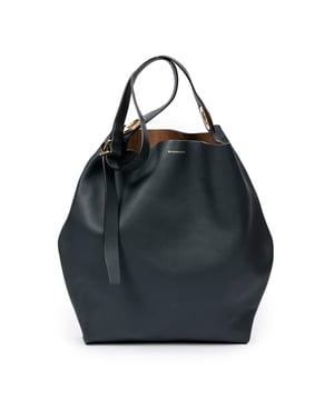 Burberry Bolsas Large Eyelet Grommet Hobo Bag  Bolso bandolera en Verde oscuro Piel de becerro y Oro hardware. El producto está en en Perfectas Condiciones (AA).
  Dimensiones: 35x44x4 cm 
  Accesorios incluidos: strap; removable pouch; dustbag
    
  BrandCo Paris encuentra artículos raros y en las mejores condiciones a precios increíbles. ¡Vale la pena tener paciencia! Compra con confianza: todos los artículos de BrandCo Paris son seleccionados y autenticados cuidadosamente por nuestro equipo de expertos.
  Todos los artículos vienen con un certificado de autenticidad y un embalaje entregado por BrandCo Paris.
  Tabla de clasificación de la condición del artículo
  N (como nuevo)
  AA (perfecto estado)
  A (excelente estado)
  AB (muy buen estado)
  B (bueno/regular)