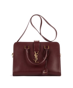 Yves Saint Laurent Bolsas Small Monogram Cabas  Bolso bandolera en Borgoña Piel de becerro y Oro hardware. El producto está en en Perfectas Condiciones (AA).
  Dimensiones: 29.5x20x8.5 cm 
  Accesorios incluidos: Strap; Dustbag; Ring Clochette; Booklet
    
  BrandCo Paris encuentra artículos raros y en las mejores condiciones a precios increíbles. ¡Vale la pena tener paciencia! Compra con confianza: todos los artículos de BrandCo Paris son seleccionados y autenticados cuidadosamente por nuestro equipo de expertos.
  Todos los artículos vienen con un certificado de autenticidad y un embalaje entregado por BrandCo Paris.
  Tabla de clasificación de la condición del artículo
  N (como nuevo)
  AA (perfecto estado)
  A (excelente estado)
  AB (muy buen estado)
  B (bueno/regular)