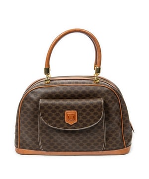 Celine Bolsas Vintage Front Pocket Dome Bag  Bolso bandolera en Marrón Lona recubierta y Oro hardware. El producto está en en Excelentes Condiciones (A).
  Dimensiones: 34x19x12 cm 
  Accesorios incluidos: None
    
  BrandCo Paris encuentra artículos raros y en las mejores condiciones a precios increíbles. ¡Vale la pena tener paciencia! Compra con confianza: todos los artículos de BrandCo Paris son seleccionados y autenticados cuidadosamente por nuestro equipo de expertos.
  Todos los artículos vienen con un certificado de autenticidad y un embalaje entregado por BrandCo Paris.
  Tabla de clasificación de la condición del artículo
  N (como nuevo)
  AA (perfecto estado)
  A (excelente estado)
  AB (muy buen estado)
  B (bueno/regular)