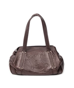 Celine Bolsas Triomphe Open Tote  Bolso bandolera en Marrón Piel de becerro y Oro hardware. El producto está en en Excelentes Condiciones (A).
  Dimensiones: 33x22x15 cm 
  Accesorios incluidos: Dustbag
    Condición Notes: light scuffs on corner leather piping
  BrandCo Paris encuentra artículos raros y en las mejores condiciones a precios increíbles. ¡Vale la pena tener paciencia! Compra con confianza: todos los artículos de BrandCo Paris son seleccionados y autenticados cuidadosamente por nuestro equipo de expertos.
  Todos los artículos vienen con un certificado de autenticidad y un embalaje entregado por BrandCo Paris.
  Tabla de clasificación de la condición del artículo
  N (como nuevo)
  AA (perfecto estado)
  A (excelente estado)
  AB (muy buen estado)
  B (bueno/regular)