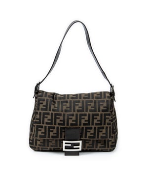 Fendi Bolsas Mama Forever  Bolso bandolera en Tabaco/Marrón oscuro Lienzo y Plata hardware. El producto está en en Excelentes Condiciones (A).
  Dimensiones: 29x19x11 cm 
  Accesorios incluidos: 
    
  BrandCo Paris encuentra artículos raros y en las mejores condiciones a precios increíbles. ¡Vale la pena tener paciencia! Compra con confianza: todos los artículos de BrandCo Paris son seleccionados y autenticados cuidadosamente por nuestro equipo de expertos.
  Todos los artículos vienen con un certificado de autenticidad y un embalaje entregado por BrandCo Paris.
  Tabla de clasificación de la condición del artículo
  N (como nuevo)
  AA (perfecto estado)
  A (excelente estado)
  AB (muy buen estado)
  B (bueno/regular)