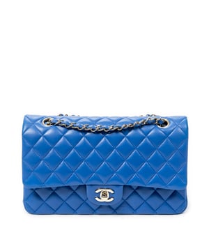 Chanel Bolsas Classic Double Flap 26 Bolso bandolera en Azul Real Piel de becerro y Oro hardware. El producto está en en Perfectas Condiciones (AA).
  Dimensiones: 25.5x16x7.5 cm 
  Accesorios incluidos: Sticker; Dustbag
    
  BrandCo Paris encuentra artículos raros y en las mejores condiciones a precios increíbles. ¡Vale la pena tener paciencia! Compra con confianza: todos los artículos de BrandCo Paris son seleccionados y autenticados cuidadosamente por nuestro equipo de expertos.
  Todos los artículos vienen con un certificado de autenticidad y un embalaje entregado por BrandCo Paris.
  Tabla de clasificación de la condición del artículo
  N (como nuevo)
  AA (perfecto estado)
  A (excelente estado)
  AB (muy buen estado)
  B (bueno/regular)